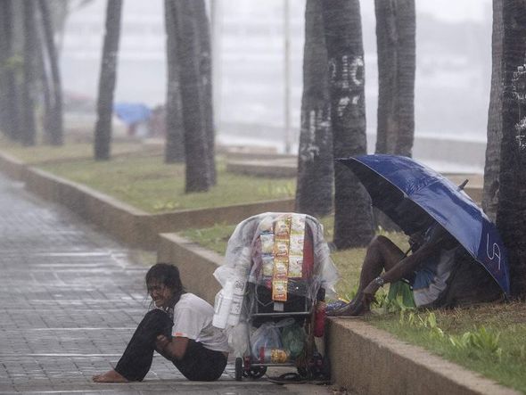  O tufão Yutu atinge a Baía de Manila nas Filipinas, com ventos violentos que destruiram telhados e arrancaram árvores, causando a evacuação de milhares de pessoas antes da chegada da tempestade. por NOEL CELIS / AFP