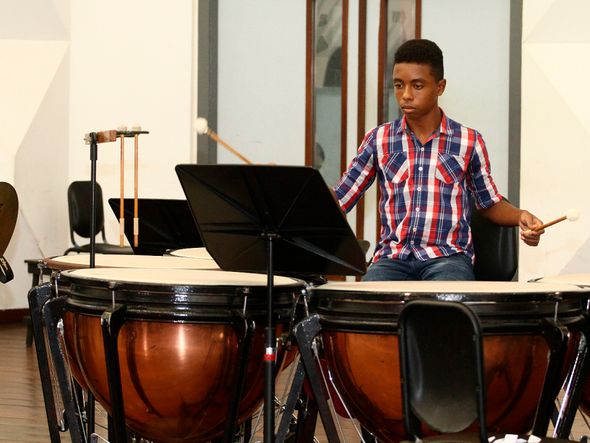  Tiago Borges da Silva, 13, tenta provar que é bom na percussão por Foto: Mauro Akin Nassor/CORREIO