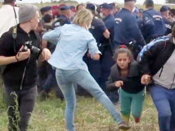 A cinegrafista húngara, Petra Laszlo, que chutou uma criança migrante que foi demitida após chutar uma criança em 2015, duranterante uma reportagem que fazia, foi absolvida hoje pelo Supremo Tribunal Húngaro. por INDEX.HU/ AFP