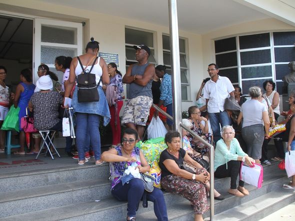 Ainda de acordo com a Direção Administrativa do Aristides Maltez, todas as pessoas que estão na fila serão atendidas.  por Foto: Evandro Veiga/ CORREIO