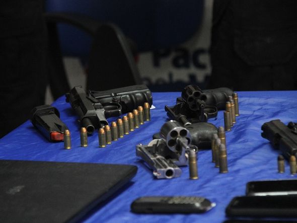 Armas e outros materiais também foram encontrados na casa de suspeitos por Foto: Evandro Veiga/CORREIO