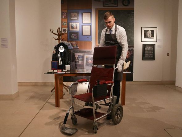 Cadeira de rodas motorizada que pertencia ao falecido físico britânico Stephen Hawking com um preço estimado entre 10 e 15 mil libras durante uma chamada para a venda de itens pessoais de Hawking na casa de leilões Christie, Londres por DANIEL LEAL-OLIVAS / AFP