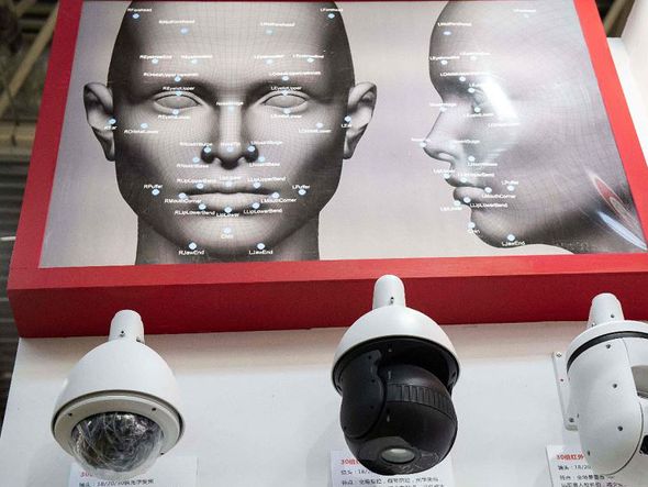 Câmeras de segurança AI (Inteligência Artificial) com tecnologia de reconhecimento facial são vistas na exposição internacional da China sobre segurança pública em Pequim. por NICOLAS ASFOURI / AFP
