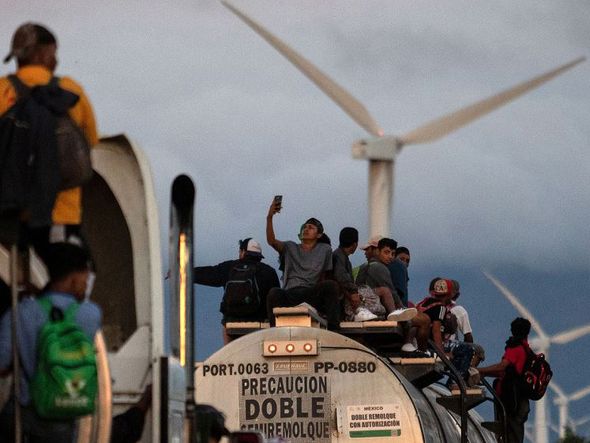 Caminhão transporta migrantes centro-americanos em direção aos EUA, atravessa um parque eólico no caminho de Santiago de Niltepec a Juchitan, perto da cidade de La Blanca, no estado de Oaxaca, no México. por GUILLERMO ARIAS / AFP
