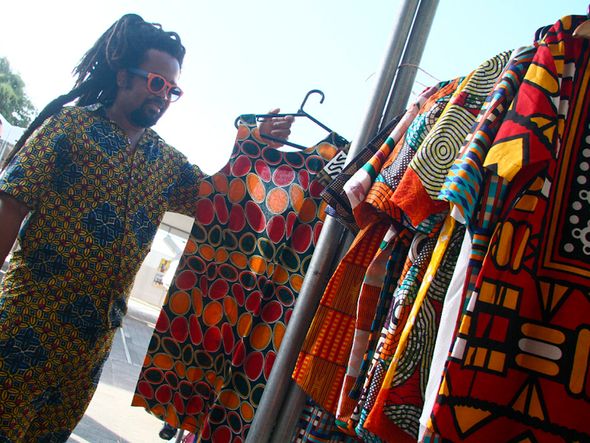Carlos: tecidos importados da África por Foto: Mauro Akin Nassor/CORREIO
