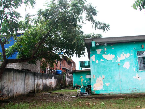 Casas ao lado são mais altas que o telhado da unidade escolar por Foto: Evandro Veiga/CORREIO