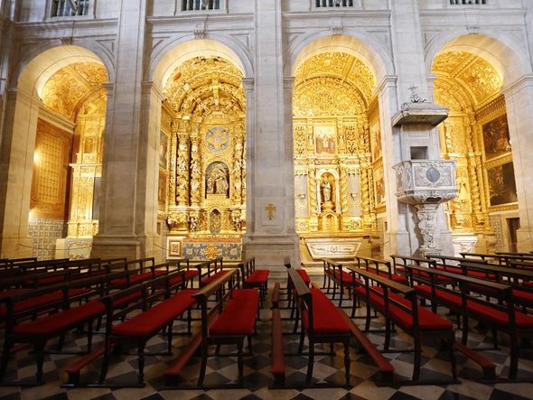 Catedral tem 13 altares: seis de cada lado, além do altar-mor por Foto: Marina Silva/CORREIO