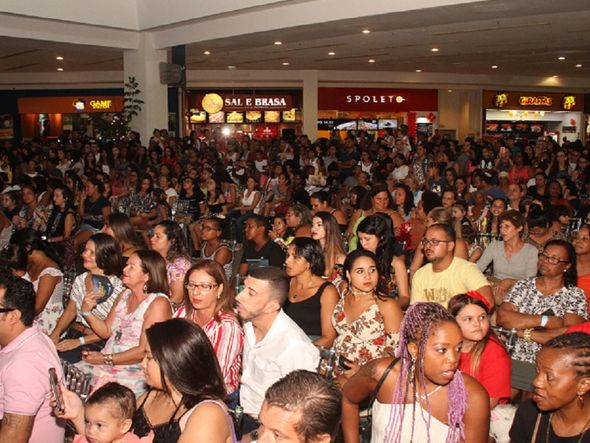 Centenas de pessoas lotaram a Praça de Alimentação do Salvador Norte Shopping por Foto: Evandro Veiga/ CORREIO