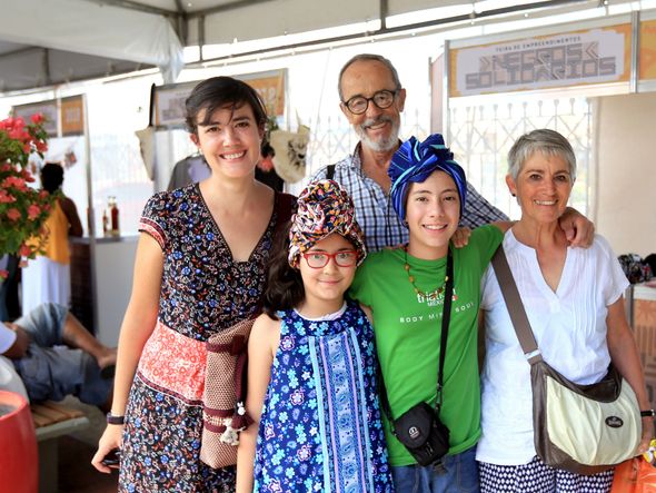 Clara Monroy foi conferir o evento com a família e as pequenas Paula, 8, e Fátima, 11, aproveitaram para colocar um turbante por Foto: Roberto Abreu/CORREIO