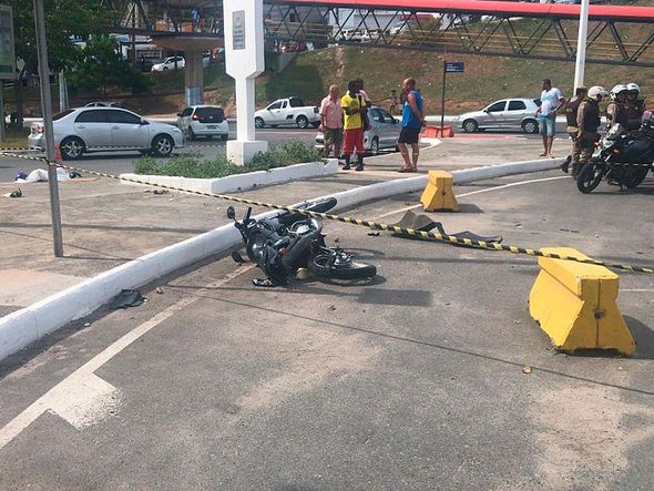 Corpo de vítima foi projetado a metros de distância da moto por Foto: Fernanda Varela/CORREIO