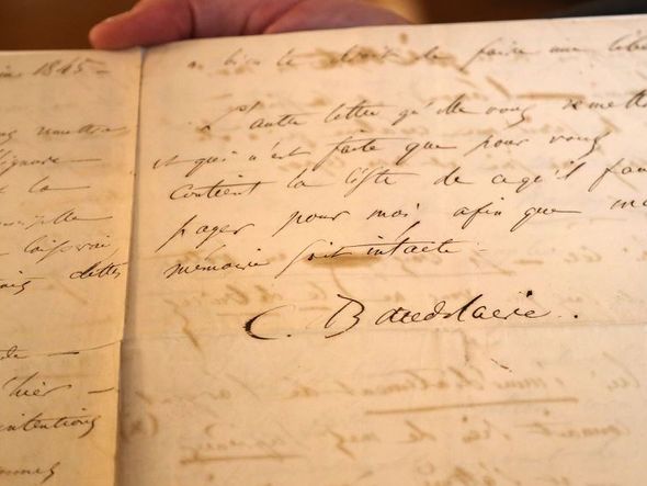 Detalhe da carta suicida de Baudelaire, incluída numa coleção de autógrafos e manuscritos, à venda num leilão em Paris. por JACQUES DEMARTHON / AFP