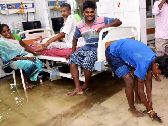 Em uma das inundações, um peixe invadiu um Hospital Universitário da região por Foto: AFP