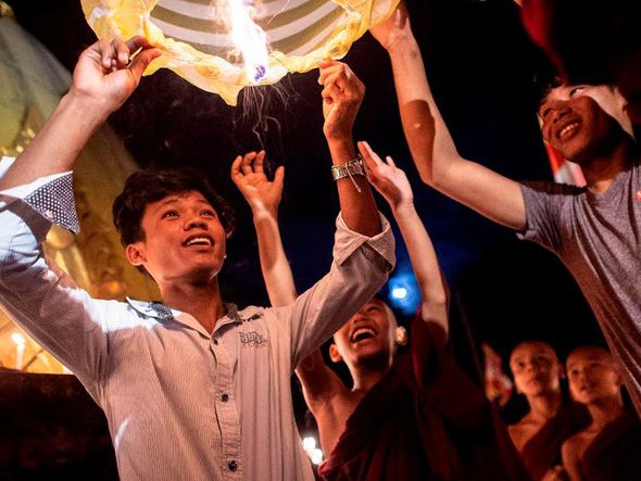 Festival Thadingyut, a festa das luzes, é realizado durante a lua cheia do mês lunar de Thadingyut e marca o fim da Quaresma budista.  por YE AUNG THU/AFP