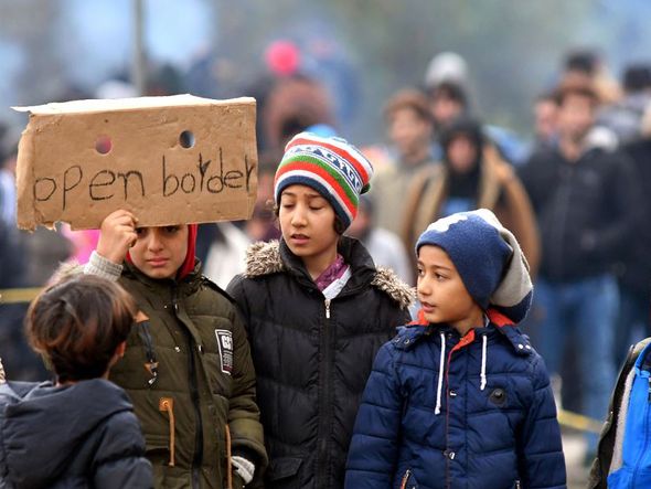 Filhos de migrantes asiáticos protestam nas proximidades de Maljevac fronteira com a vizinha Croácia, perto do Norte da Bósnia na cidade de Velika Kladusa, por ELVIS BARUKCIC / AFP