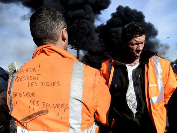 Funcionários da Ascoval bloqueiam uma rotatária e queimam resíduos na entrada da siderúrgica  em Saint-Saulve, norte da França. A fábrica de aço está em perigo de fechamento desde a liquidação judicial em fevereiro de sua maior acionista. por FRANCOIS LO PRESTI / AFP