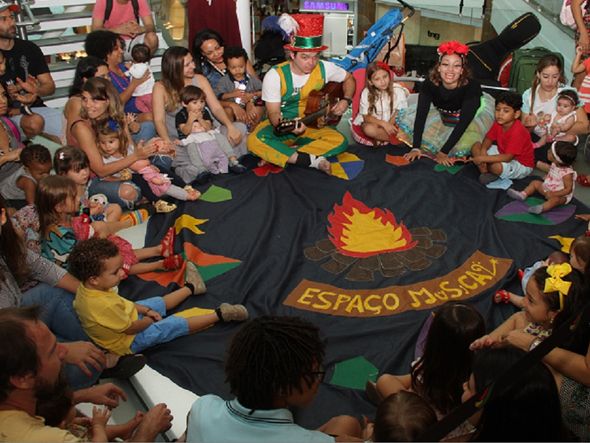 Grupo A Mama promoveu atividades lúdicas com música e brincadeiras para crianças por Foto: Evandro Veiga/ CORREIO