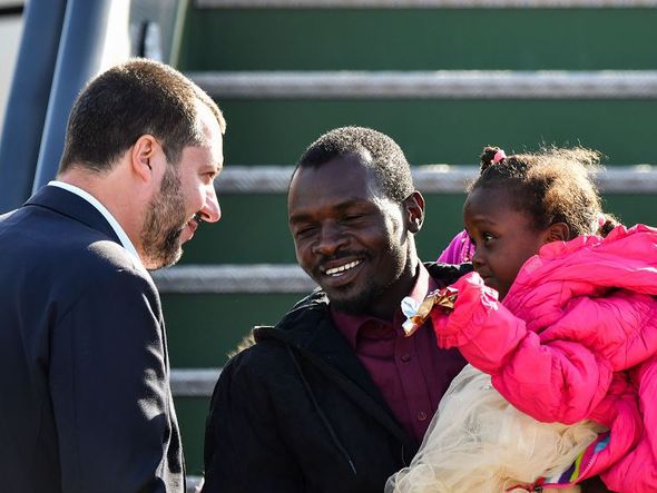 Grupo de 51 imigrantes da Nigéria, chegam ao aeroporto militar Mario De Bernardi em Pratica di Mare, ao sul de Roma. por ALBERTO PIZZOLI / AFP