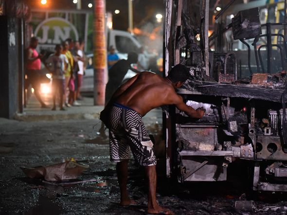 Homem retira sucata de ônibus após incêndio por Foto: Betto Jr/CORREIO