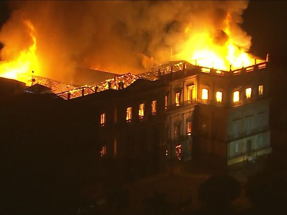 Imagem aérea de incêndio no Museu Nacional do Rio  por Reprodução/ TV Globo