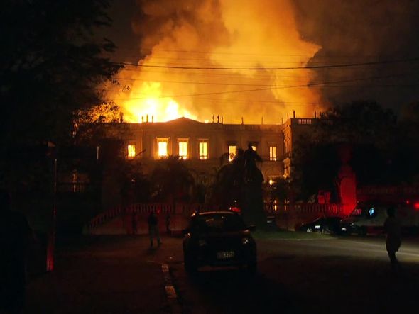 Incêndio atinge Museu Nacional no Rio por Reprodução/ TV Globo