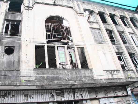 Janelas do prédio que abrigou o cinema de rua mais importante do estado estão totalmente destruídas por Foto: Mauro Akin Nassor/ CORREIO