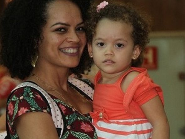 Mãe de Lis Catarina, de quase 3 anos, Rosiene continua amamentando por Foto: Evandro Veiga/ CORREIO