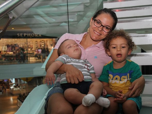 Mãe dos pequenos Guilherme e Bernardo, a biomédica Samira Salvador defende que as mães não desistam de amamentar por Foto: Evandro Veiga/ CORREIO