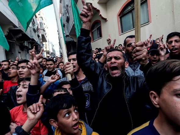 Manifestação em frente à casa de Ismail Haniya, líder do movimento islâmico palestino Hamas, em Gaza, após o Ministro de Defesa israelense Avigdor Lieberman pedir demissão e conclamar novas eleições. por MAHMUD HAMS / AFP