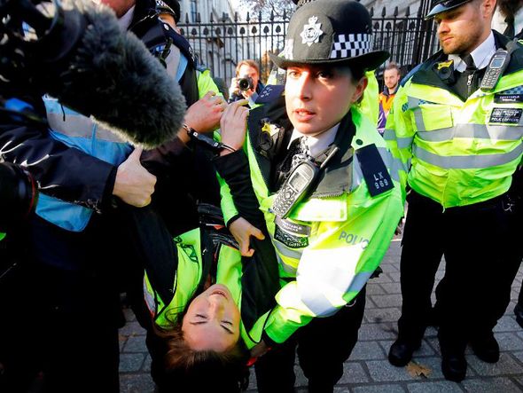 Manifestante é levado por policiais após protestos em Downing Street no centro de Londres, contra a inação do governo sobre o clima e as questões ecológicas por TOLGA AKMEN / AFP