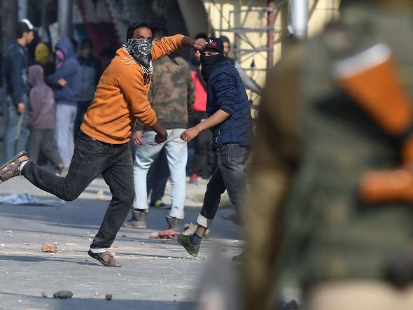 Manifestantes da Caxemira em confronto com as forças de segurança indianas em Nowgam, nos arredores de Srinagar. por TAUSSEF MUSTAFA / AFP