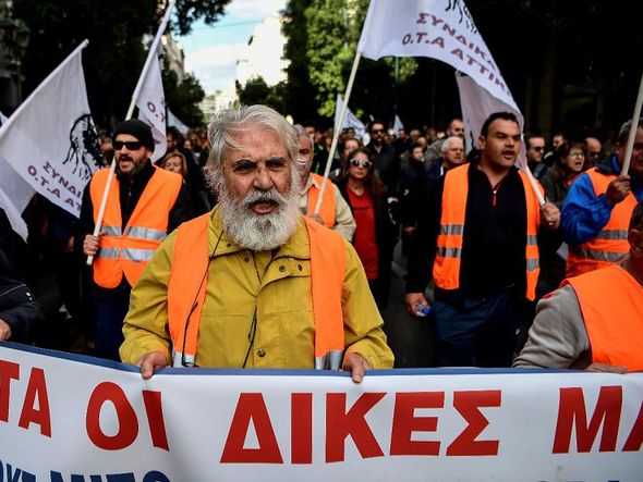 Manifestantes protestam no centro de Atenas,marcando a greve de 24 horas dos funcionários públicos contra as políticas econômicas do governo e desemprego elevado. por ARIS MESSINIS/AFP