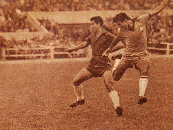 Mattos (à direita) cabeceia para o chão durante confronto contra o Chile por Reprodução Estádio/Chile