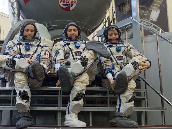 Membros da expedição da estação espacial internacional (ISS), o russo Oleg Kononenko (C), astronauta da NASA Anne McClain (D) e David Saint-Jacques, da agência espacial canadense, no centro Yuri Gagarin, em Moscou. por STR / AFP