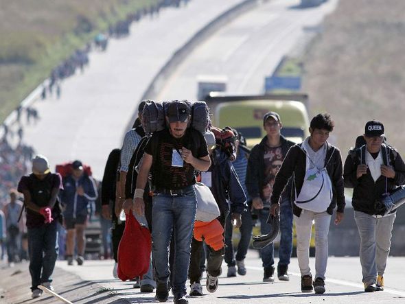 Migrantes de países centro-americanos, principalmente hondurenhos, movem-se em direção aos Estados Unidos, na estrada entre Zapopan e Tequila no estado mexicano de Jalisco. por ULISES RUIZ / AFP
