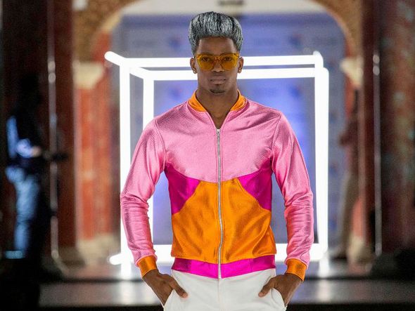 Modelo apresenta uma criação do designer dominicano Jose Jhan durante a semana de moda em Santo Domingo. por ERIKA SANTELICES / AFP