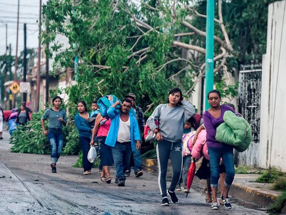 Moradores evacuados regressam às suas casas, após a passagem do furacão Willa em Escuinapa, estado de Sinaloa, México por ALFREDO ESTRELLA / AFP