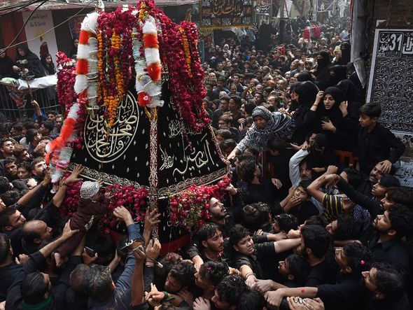 Muçulmanos xiitas paquistaneses participam da procissão do "Arba'een", em Lahore, quando termina o período de luto de 40 dias em lembrança à morte do neto do profeta Mohammed Imam Hussein em 680 D.C., na batalha de Karbala. por ARIF ALI / AFP