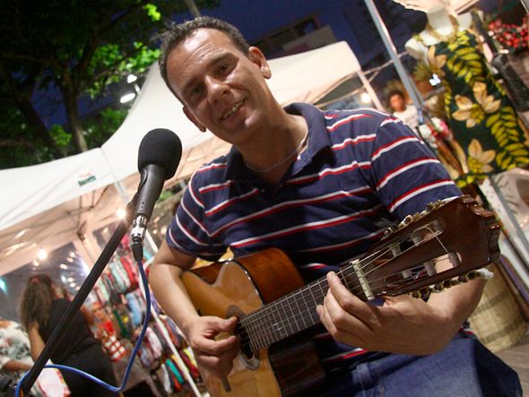 Músico Marcelo Cardoso se apresenta na Feira da CultuArte por Foto: Mauro Akin Nassor/CORREIO