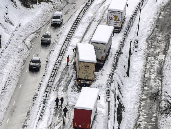 Neve bloqueia rodovia perto de Firminy, no Loire, centro-leste da França.  por PHILIPPE DESMAZES / AFP