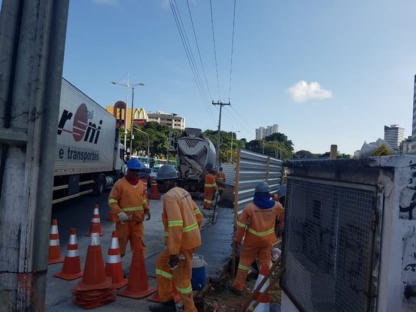 Novo ponto de ônibus é construído na altura do Hiper Posto por Foto: Júlia Vigné / CORREIO