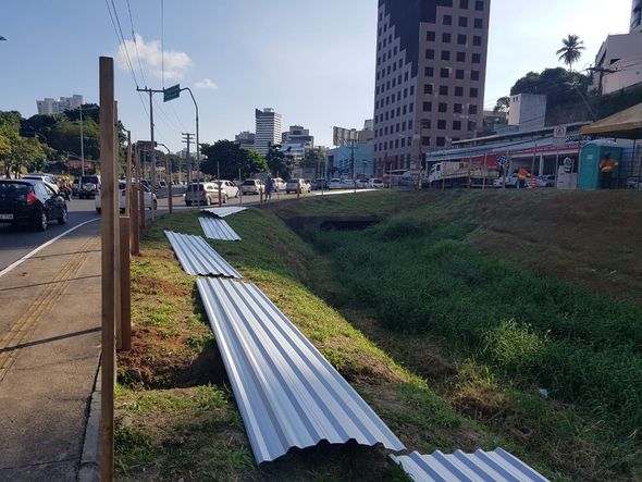 O canteiro central, por onde passa o canal Camarugipe, será isolado por tapume por Foto: Júlia Vigné / CORREIO