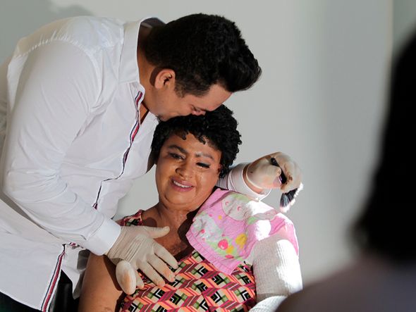 O maquiador Eddie Faustini apresenta técnica inovadora; voluntária ficou emocionada por Foto: Arisson Marinho/CORREIO
