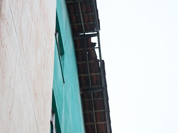 Parte do telhado da unidade onde drogas são jogadas por Foto: Evandro Veiga/CORREIO