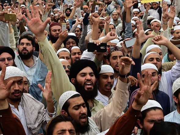 Partidários do Tehreek-e-Labaik Paquistão (TLP), um partido político religioso da linha-dura, protestam após a decisão do Supremo Tribunal ter anuladio a condenação da cristã, Asia Bibi, acusada de blasfêmia em Peshawar.  por ABDUL MAJEED / AFP