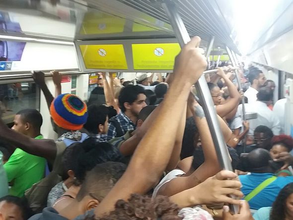 Passageiros enfrentaram estações e trens lotados na manhã desta quarta-feira (18) por Foto: Mauro Akin Nassor/CORREIO