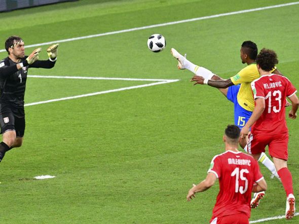 Paulinho levanta o pé para alcançar a bola por Mladen Antonov/AFP