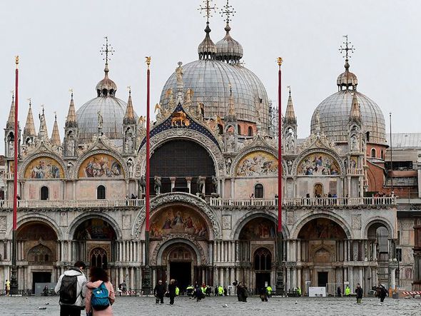 Piazza San Marco inundada em Veneza, durante um alerta de água alta . Este ano houve um recorde de inundações e tempestades com ventos alcançando 180 quilómetros por hora, que causaram a morte de 11 mortes.  por MIGUEL MEDINA / AFP