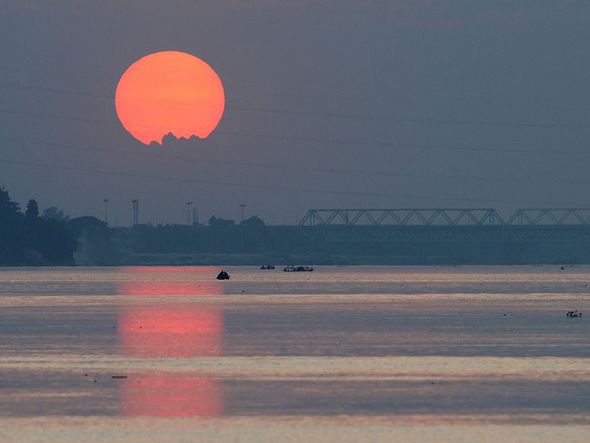 Pôr do sol em Guwahati, na Índia por BIJU BORO / AFP