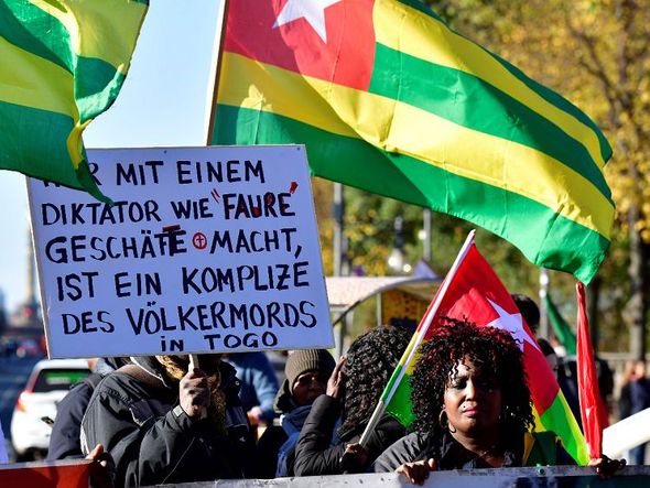 Protestos em Berlim no local onde se realiza o Congressos de AXICA, onde se discute o projeto chamado “Um Pacto com a África”. Para os manifestantes, "quem faz negócios com um ditador como Faure é cúmplice do genocídio no Togo". por TOBIAS SCHWARZ / AFP