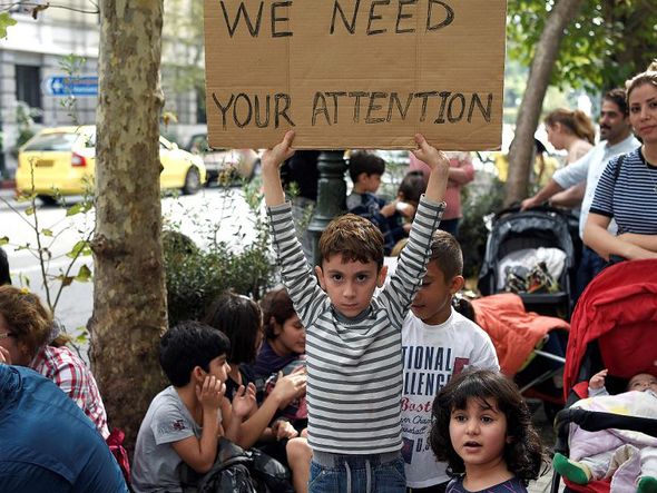 Refugiados iranianos protestam em frente do Ministério dos Negócios Estrangeiros em Atenas, exigindo seus direitos e um rápido processo de asilo.  por LOUISA GOULIAMAKI / AFP